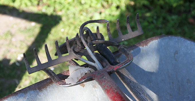 Greben kan bruges til at låse de andre redskaber, når de køres i trillebøren.