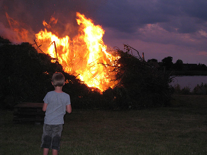Børnene er altid fascinerede af bålet.