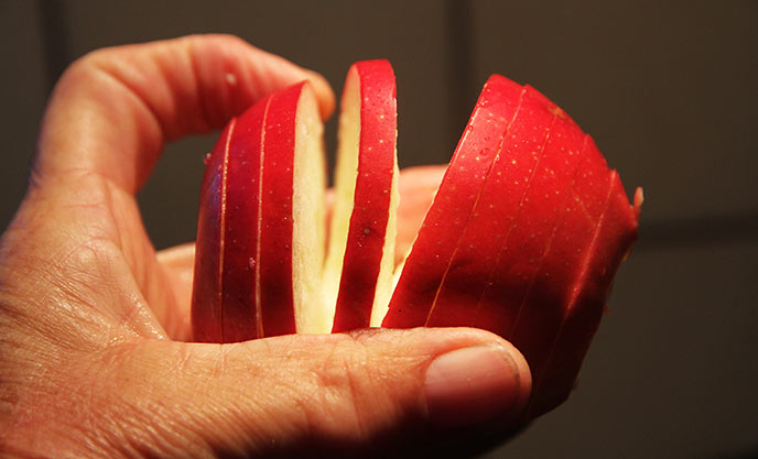 Æblet bliver delt ud i en lang spiral.