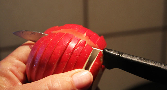 Æblespiralen skæres igennem, så den bliver til en masse æbleringe.
