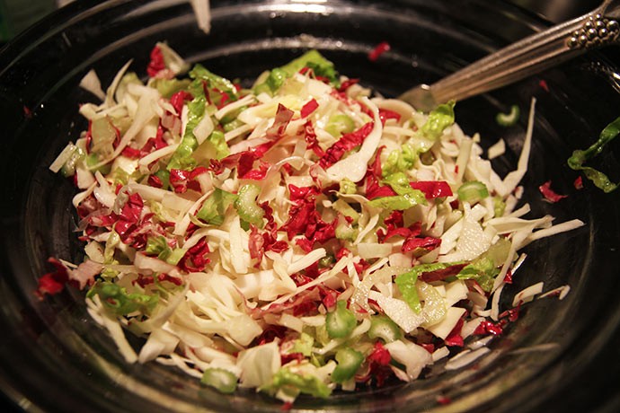 Det er også slut med lige af pifte en spidskålsalat op med en håndfuld grønne salatblade. De røde er fintstrimlet Palla Rossa.