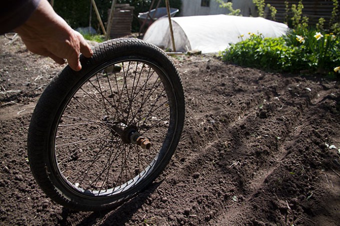 Cykelhjulet kan trilles hen over bunden i sårillen og jævne jorden.