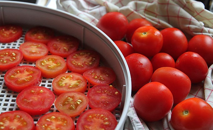 Mellemstore tomater skåret i skiver.