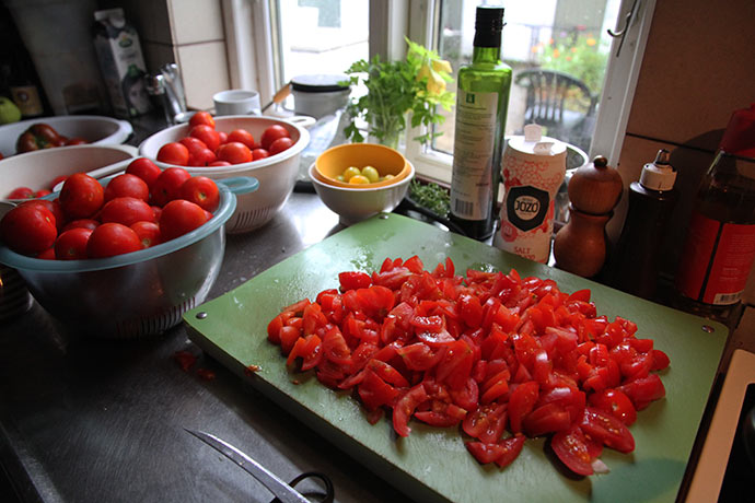 Tomaterne skæres ud i småstykker uden at fjerne skindet.
