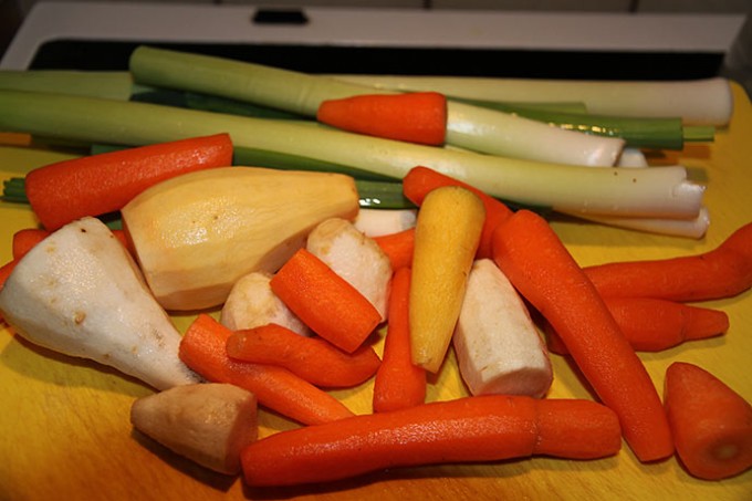 Gulerødder, persillerødder, majroer og porrer til grønsagssuppe.